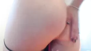 Жопастая сучка Mashulya29 играет с вибратором