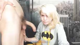 Юная сучка yourhotdreams отсасывает член