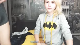 Юная сучка yourhotdreams отсасывает член