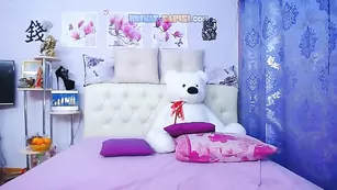 Красотка HottieBritney очень глубоко глотает дилдо