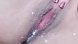 Сочная телка LoveCatsuit дрочит мокрую вагину