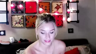 Красотка Killer__Tits теребит киску