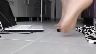 XXcleoXX мастурбирует жестко киску с вибратором в ней