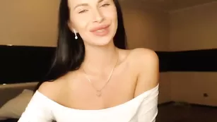 Жаркая брюнетка BOOBSSTRIP показывает большие сиськи