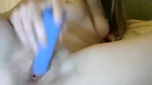 Голая elizavettax трахает киску синим фаллосом