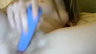 Голая elizavettax трахает киску синим фаллосом