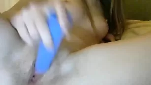 Голая elizavettax трахает киску синим фаллосом