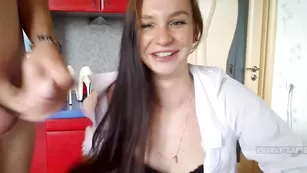 Молодая сучка angrybar ублажает паренька