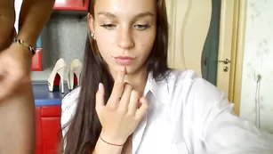 Молодая сучка angrybar ублажает паренька