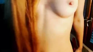 Рыжая сучка krisssska мастурбирует обе дырочки