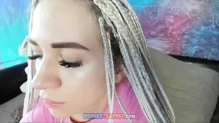 Красотка pussyformen глубоко сосет дилдо