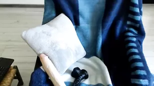 Сладкая малышка raquelle_star трахает обе дырочки