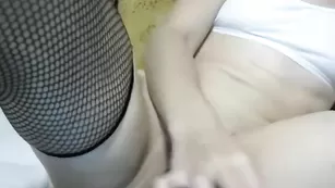 Роскошная шмара Eliss11 жестко трахает анал