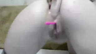 Роскошная шмара Eliss11 жестко трахает анал