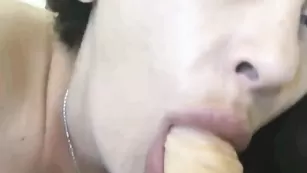 Черноволосая сучка Ortina отсасывает страпон