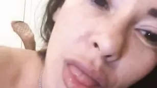 Черноволосая сучка Ortina отсасывает страпон