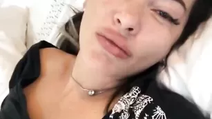 Ненасытная сучка Ortina эротично сосет дилдо