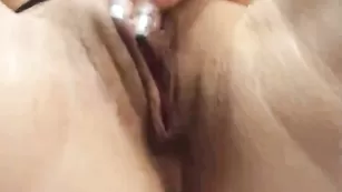 Роскошная merrybaby эротично теребит пизду