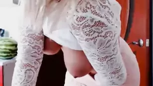 Русская CEKPETAPIIIA дразнит большими сиськами