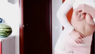 Русская CEKPETAPIIIA дразнит большими сиськами