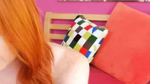 Рыжая красотка Pavlinkax лежит голой