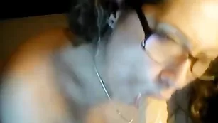 Очкастая пассия отсасывает страпон lolosexi