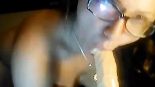 Очкастая пассия отсасывает страпон lolosexi