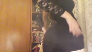 Жопастая нимфа rosalana1 показывает огромные сиськи