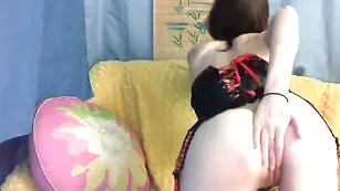 Девочка в корсете rizzik показывает прелести