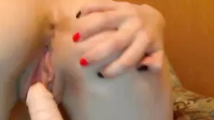 Девочка в чулках sexsnegurka мастурбирует пизду