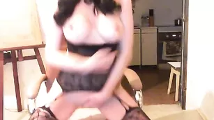 Грудастая нимфа sheronlove мастурбирует киску