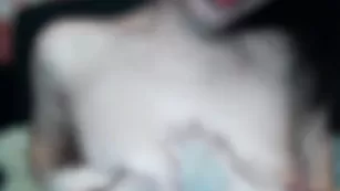 Татуированная varvarahot смазывает киску маслом