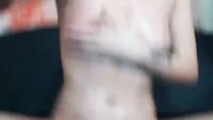 Татуированная varvarahot смазывает киску маслом