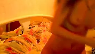 stellaa снимает трусики и мастурбирует пизду