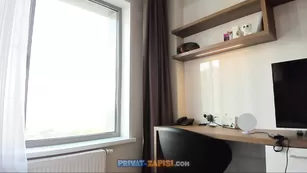 Жопастая Ashleybulgari эротично позирует на кухне
