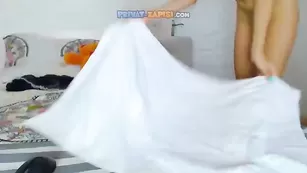 Грудастая стерва --Tati-- мастурбирует пизду