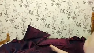 Девочка раздевается в привате и мастурбирует киску