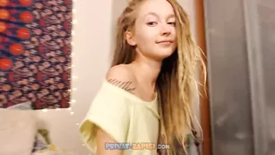 Русская малышка Luckydread трахает попку фаллосом