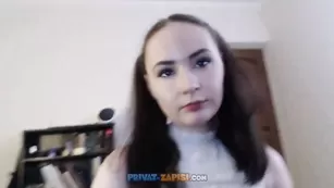 Юная шкура сосет пенис Kalee_