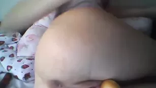 Русская проказница marina587 трахает очко пальцем