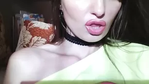 Развратная шлюха lilisexy14 сосет дилдо