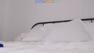 Сочная милашка x_lily_x страстно дрочит пизду