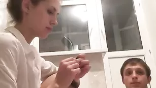 lovelife02 сосет парню член