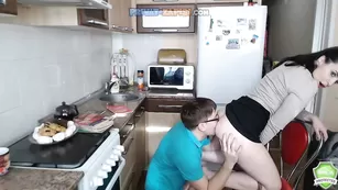 _Pinacolada_ сосет хуй на кухне и дрочит киску