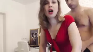 Красивая милфа в чулках vintage_tv трахается и сосет член