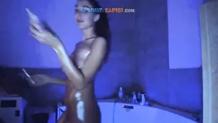 SexySabotage танцует и ласкается в ванной