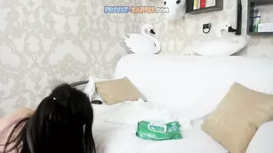 Худая сучка liza_ra дрочит мокрую пизду крупно