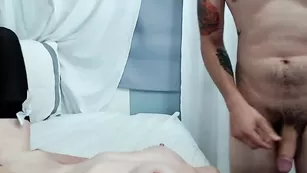 Худая телка sharingtorirose развлекается с двумя мужиками