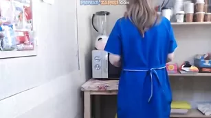 Зрелая мамка Wildcatling теребит пилотку в магазине