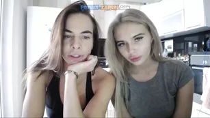 Меряет глубину глотки секс игрушкой